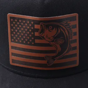Vista detallada de la gorra trucker con parche de cuero, mostrando el diseño de bandera y pez.