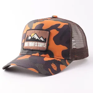 Gorra trucker de camuflaje naranja con parte trasera de malla y parche de montana para uso diario.