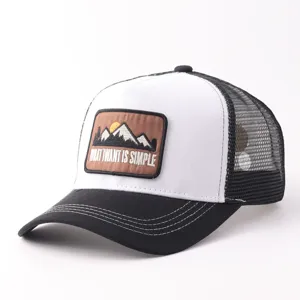 Gorra trucker de malla detalle, panel frontal blanco, malla negra, parche bordado de montaña.