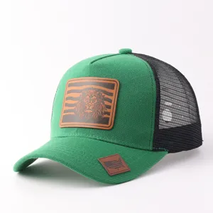 Gorra trucker verde y negra con elegante parche de cuero de león y malla transpirable para exteriores.