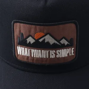 Gorra de béisbol negra estilo camionero con parche bordado de montaña para uso casual diario.