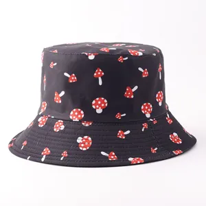 Elegante sombrero de pescador negro con bonito estampado de setas rojas y blancas para exterior.