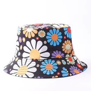 Vista detallada del sombrero de pescador con estampado floral margaritas coloridas.