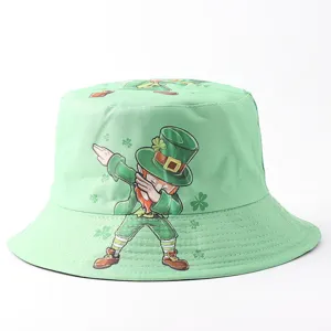 Sombrero de pescador verde con trébol, detalle ideal para protección solar exterior.