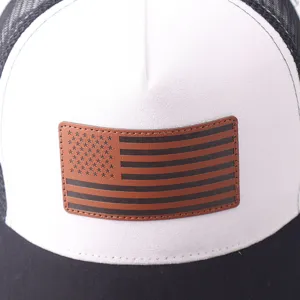 Klassieke truckerpet met bruin lederen Amerikaanse vlag patch, zwarte mesh, wit.
