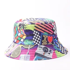 Vista detallada del sombrero de pescador retro con estampado graffiti y coloridos diseños.