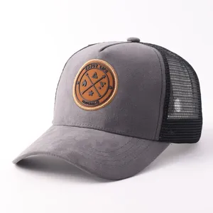 Detail van grijze suède mesh truckerpet met stijlvolle ronde patch en ademende achterkant.
