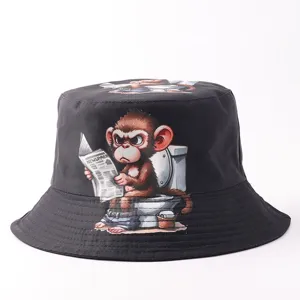 Sombrero de pescador negro con divertido estampado de mono para protección solar.