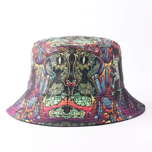 Detalle del sombrero de pescador con estampado psicodélico de gato, tela suave para protección solar.