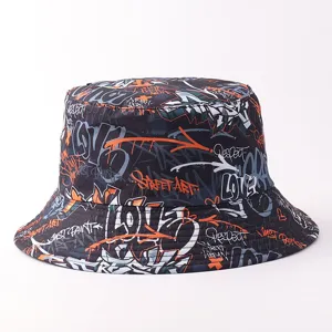 Vista de cerca del sombrero de pescador con estampado de grafitis callejeros modernos.