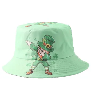 Sombrero de cubo verde con divertido estampado de duende dab y tréboles para protección.