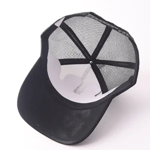 Zwarte trucker mesh pet detail, ademende zomerse honkbalpet met verstelbare sluiting.