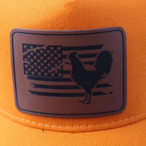 Gorra trucker naranja con parche de cuero bandera de Estados Unidos gallo para exteriores.