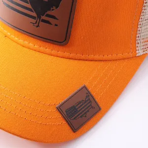 Gorra trucker de malla naranja con detalle de parche de cuero animal para exterior
