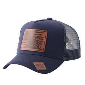 Gorra de camionero azul marino de malla con parche de cuero con tractor y bandera de EE. UU.