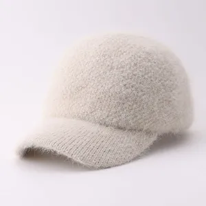 Detalle de gorra de béisbol de punto de felpa, estilo minimalista cálido y cómodo.