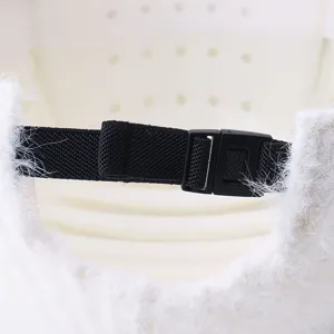Detail de la sangle reglable d'une casquette de baseball en peluche blanche pour l'hiver.