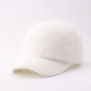 Primer plano de gorra de béisbol de punto esponjoso blanco, textura suave y ala cálida.