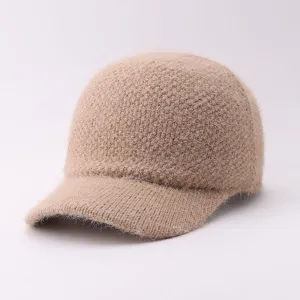 Vista de cerca de la gorra de béisbol de punto peludo, textura suave y visera curva.