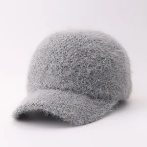 Primer plano de gorra de béisbol de punto mullido gris, textura de felpa suave y visera curva.