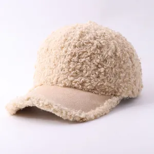 Gorra de béisbol de felpa de invierno con ala de ante, detalle de gorra cálida y gruesa.