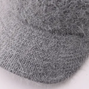Primer plano de la textura de gorra de béisbol de punto felpudo gris, tela cálida suave.
