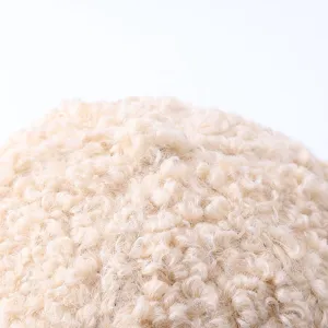 Detalle de primer plano del tejido del sombrero cálido de invierno, textura suave y material grueso.