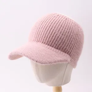 Vista detallada del gorro de punto rosa con parte superior abierta y textura de punto acanalado.