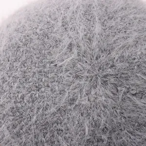 Primer plano detallado de tejido de punto esponjoso gris, textura de material cálido de invierno.