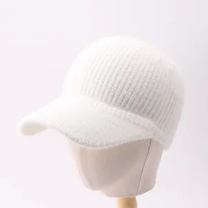 Vista detallada de la gorra de béisbol de punto blanco, textura suave y acanalada.