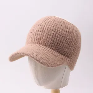 Detalle gorra de béisbol de parte superior abierta tejida, sombrero de visera caqui.