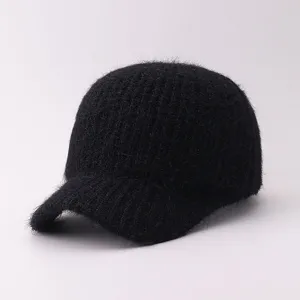 Vista detallada de la textura de la gorra de béisbol de punto felpudo negro de invierno.