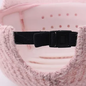 Vue détaillée de la casquette de baseball en tricot rose avec sangle réglable et support.
