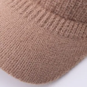 Primer plano de un gorro de punto cálido y mullido visera de béisbol camel de invierno