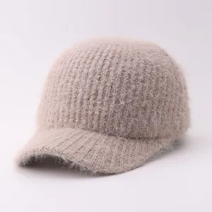 Vista detallada de gorra de béisbol de punto felpa en caqui claro, textura suave y visera curvada.