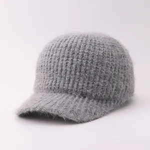 Vista detallada de la gorra de béisbol de punto mullido en gris con textura suave.