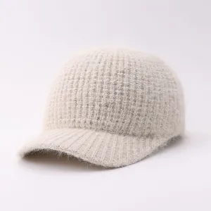 Detalle de gorra de béisbol de punto mullido, textura cálida y suave, visera curvada diseño.