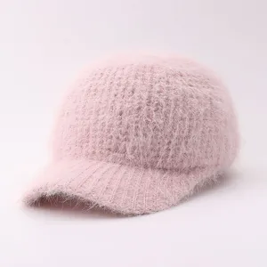 Primer plano detallado de la gorra de béisbol de punto mullido en rosa con textura suave.