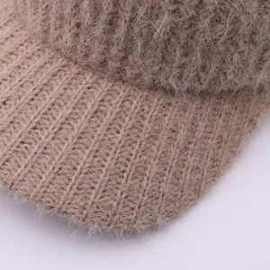 Primer plano que muestra la textura de punto suave y esponjosa y la visera curvada del gorro.