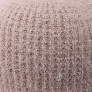 Primer plano de tejido de punto afelpado, detalle de textura suave, material de gorro.