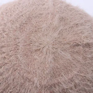 Primer plano de la textura del gorro de invierno de punto suave y esponjoso con felpa.