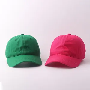 Detalle gorra de béisbol de algodón lisa, moda coreana visera parasol rígida superior.