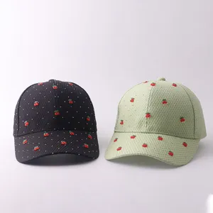 Modische Mesh-Baseballcap mit funkelnden Strasssteinen und niedlichen Kirschen für Damen.