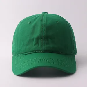 Vista detallada de la gorra de béisbol de algodón verde liso con costuras limpias y pulidas.