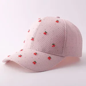 Nahaufnahme der rosa Strass-Netz-Baseballkappe mit süßen Kirsch-Anhängern und Details.