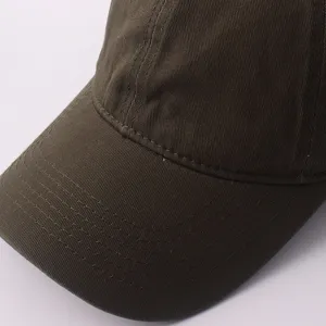 Primer plano detallado de la gorra de béisbol de algodón verde oscuro con costuras limpias.