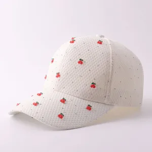 Weißes Mesh Baseballcap mit süßen roten Kirschen Anhängern und Strass für den Sommer.