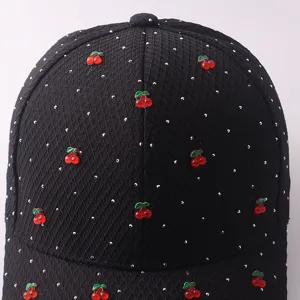 Schwarze Mesh-Baseballkappe Detailansicht, Strasssteine und süße 3D-Kirschen Dekoration.