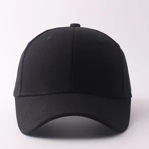Vista de detalle de la gorra de béisbol negra lisa con costuras limpias y visera.