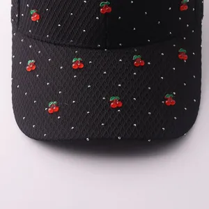 Schwarze Mesh-Baseballkappe Detailansicht mit glitzernden Strasssteinen und roten Kirschen.